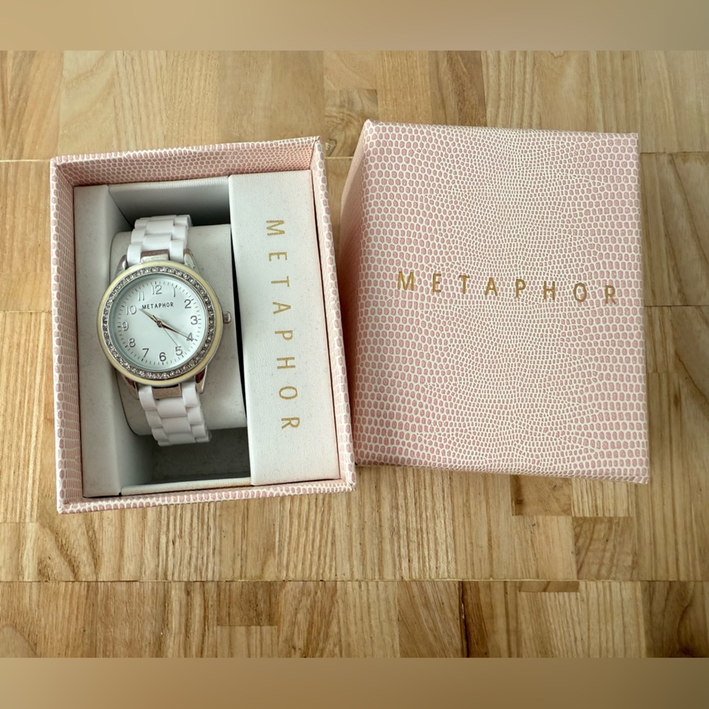 Metaphor ladies white crystal accented fashion watch NEW BATTERY